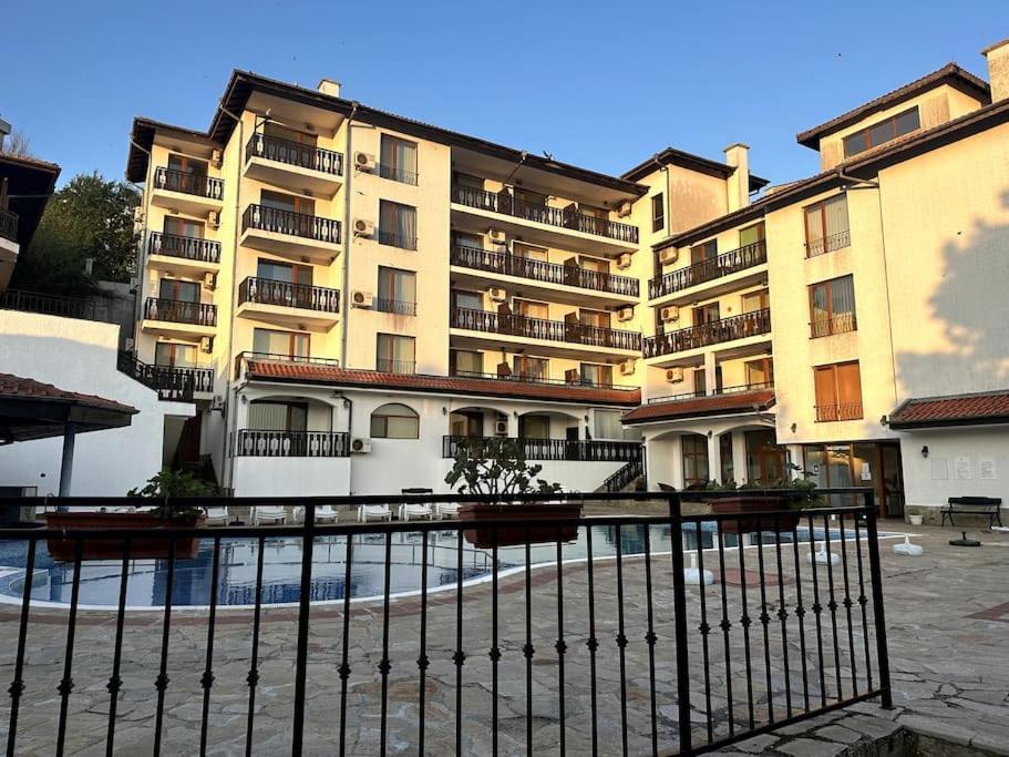 Spacious Fully Furnished Studio In Kavarna Apart Hotel Екстер'єр фото
