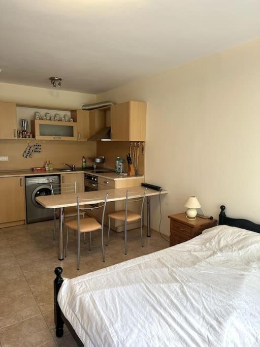 Spacious Fully Furnished Studio In Kavarna Apart Hotel Екстер'єр фото